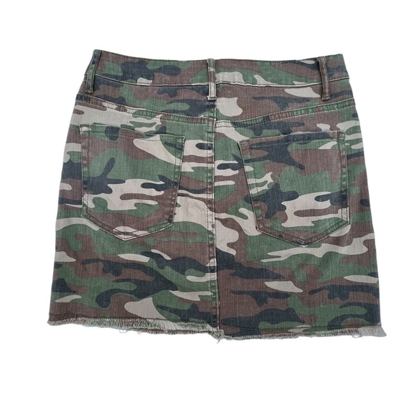 Forever 21 Green Brown Raw Hem Camouflage Mini Jean Skirt Size Medium Women’s - Picture 3 of 5